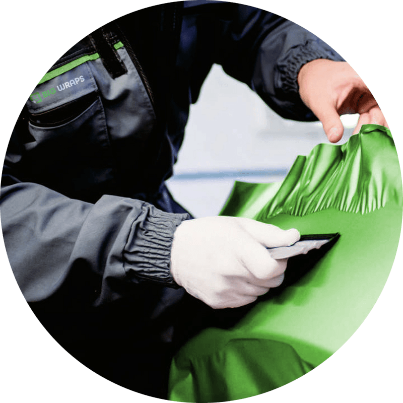 Install applying vinly car wrap